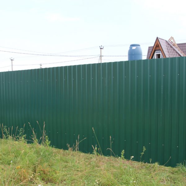 Забор из профнастила зеленый