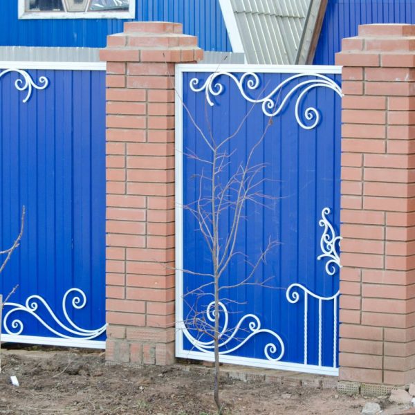 Забор из профнастила синий с кованым орнаментом